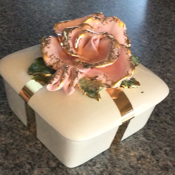 Vintage covered rose gift box with gold trim. Ceramic from 1950’s. - Picture 6 of 7